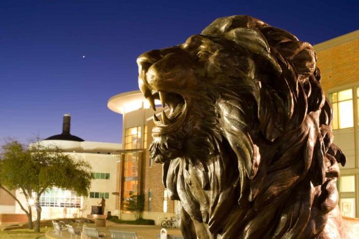 TAMUC lion statue on campus.